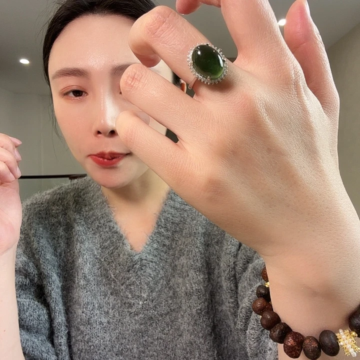卢***余蛇纹石玉未镶嵌颈饰