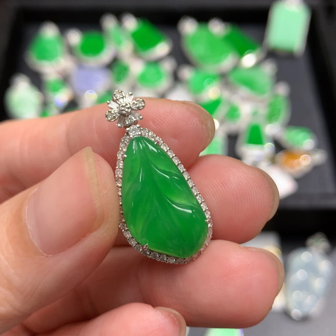 翡翠18K金镶嵌吊坠(不含链)有色线