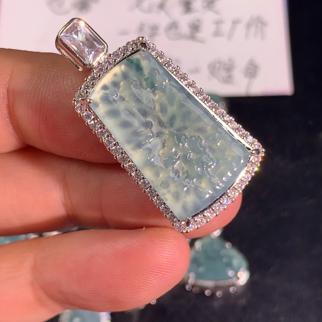 翡翠未镶嵌颈饰山水