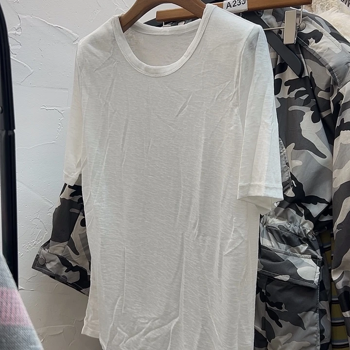 好舒服好舒服的白色垫肩T