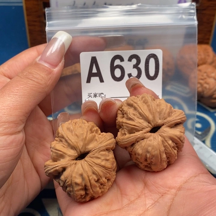 文玩核桃吊坠全品元宝42A630