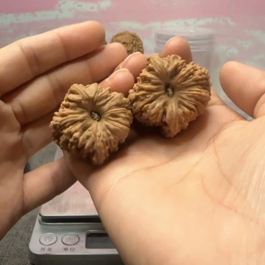 文玩核桃吊坠W**e核桃
