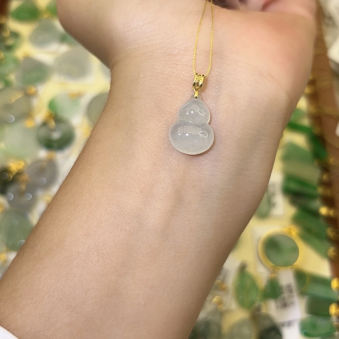 翡翠18K金镶嵌颈饰葫芦