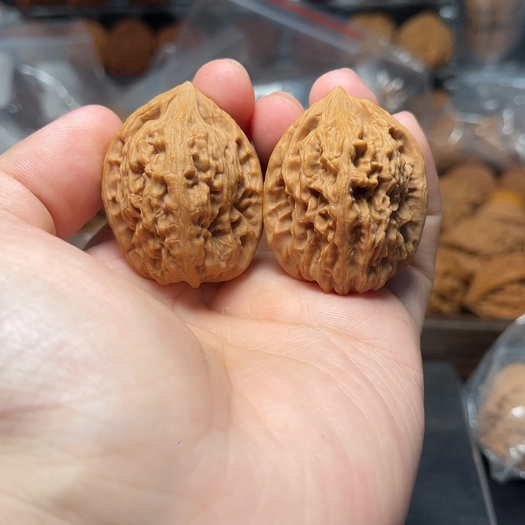 1文玩核桃凤眼油皮鸡心33-084