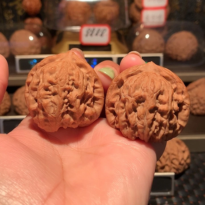 文玩核桃把件梨木台