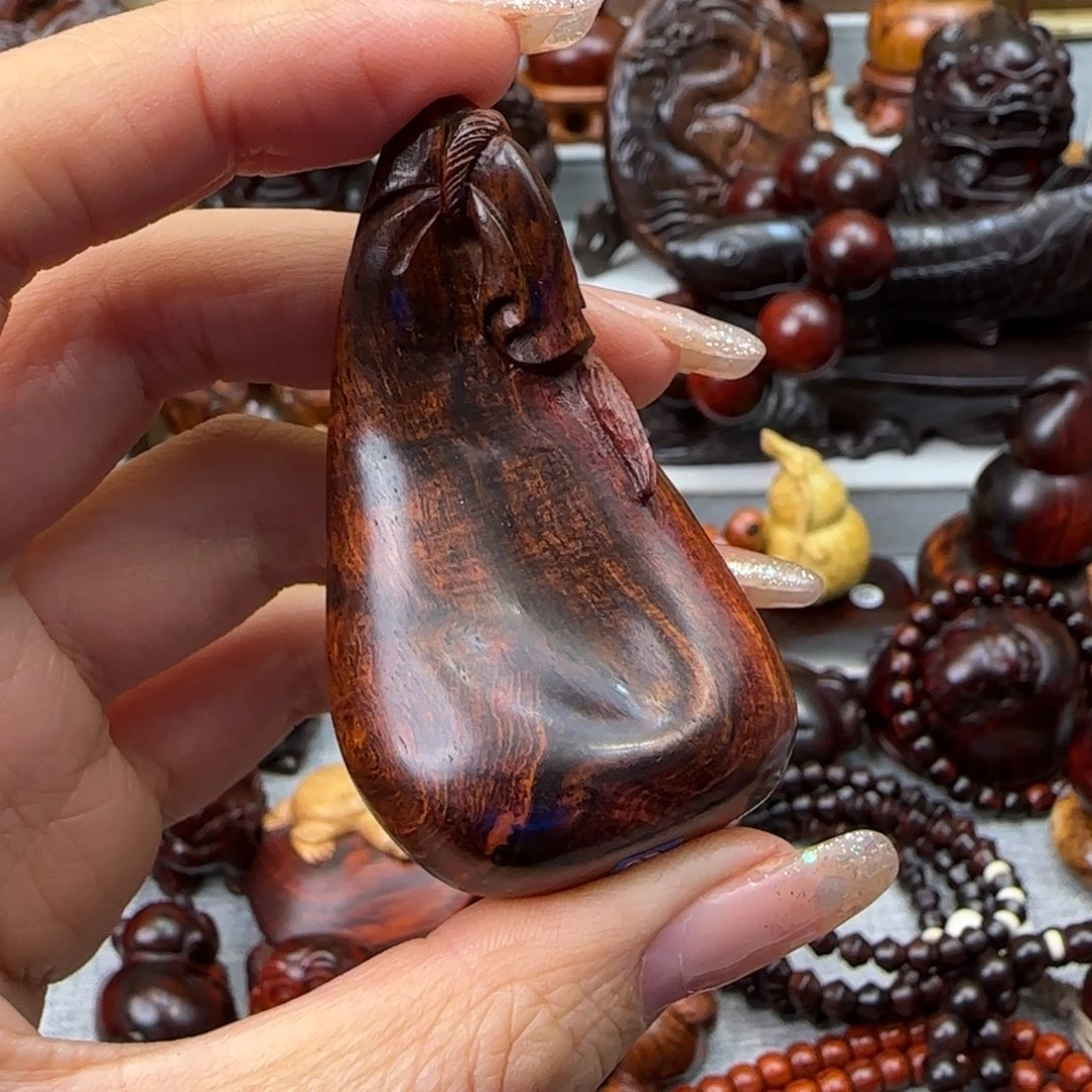 ^***^木黄花梨雕刻钱袋把件