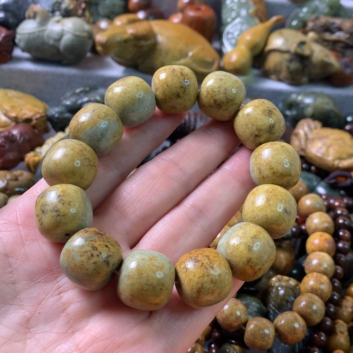 未镶嵌岫岩河磨玉（透闪石质玉）把件