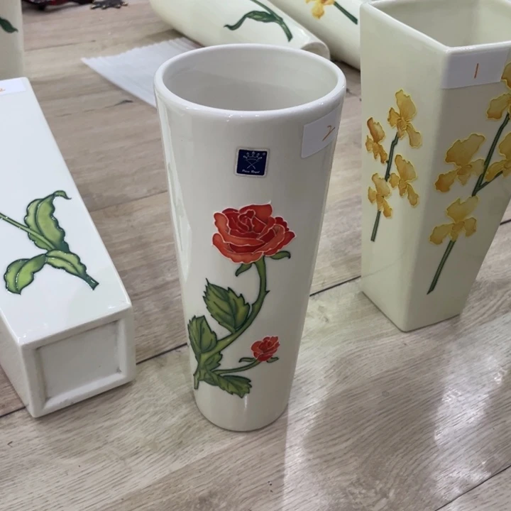 22cm珐琅彩花瓶一个