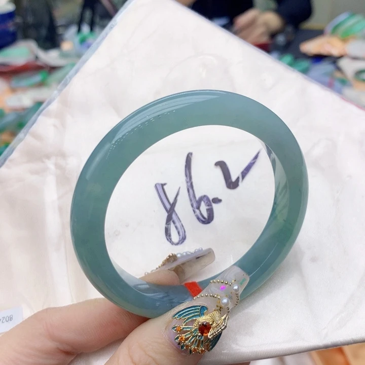 翡翠手镯未镶嵌翡翠手镯