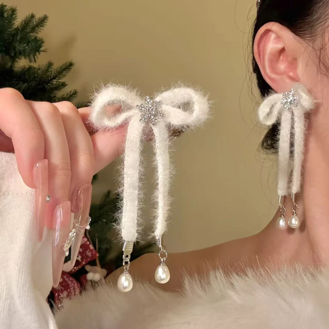 卡柒 铜合金耳饰 圣诞雪花毛绒蝴蝶结耳环甜美小众高级感秋冬耳饰
