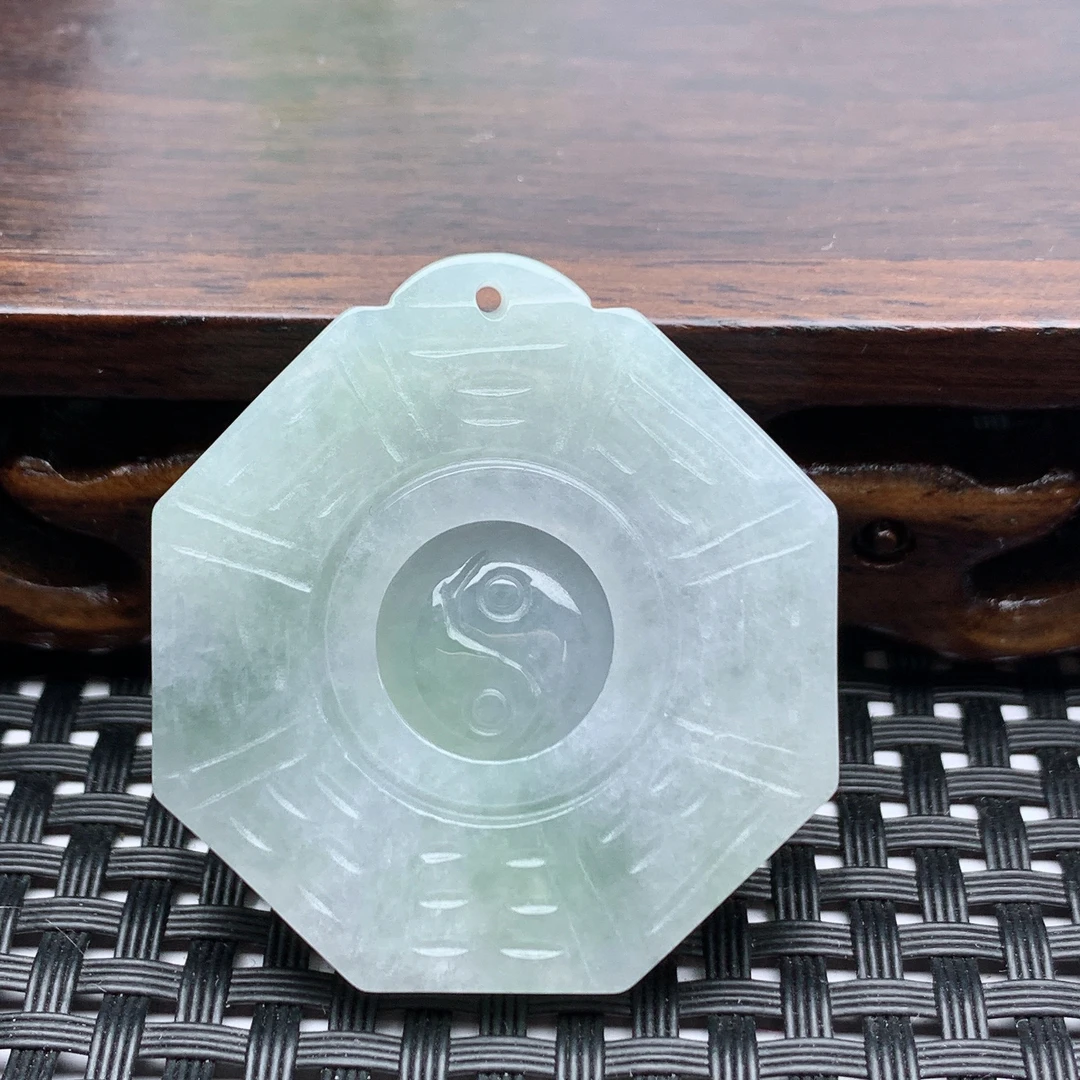 缅甸天然A货翡翠玉太极八卦仿古浅绿色吊坠雕刻俏色女士双面精雕