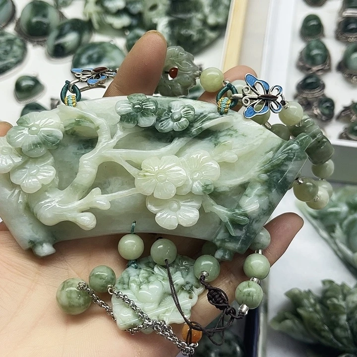 文***雅蛇纹石玉未镶嵌颈饰