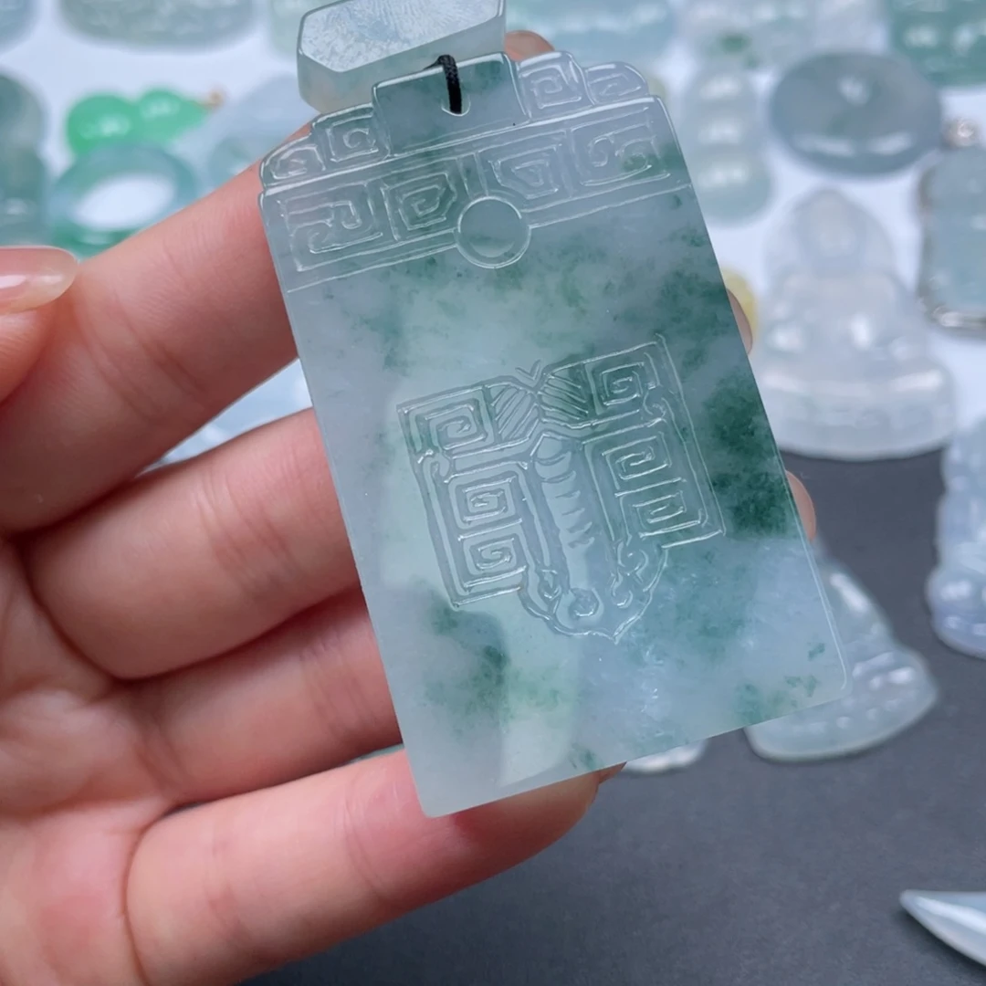 翡翠颈饰未镶嵌无事牌