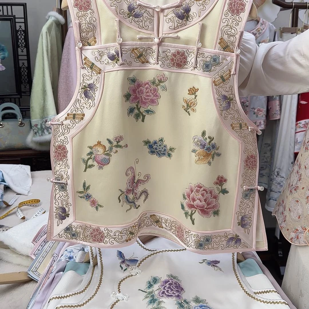 刺绣十三太保粉色重工马甲