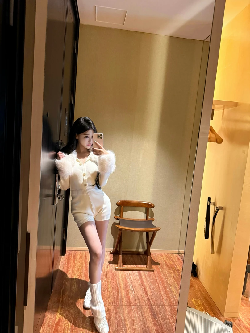 陈允朵 白幼瘦*滑雪系列*可拆毛毛领长袖针织衫修身连体短裤