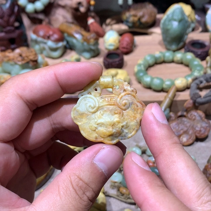 未镶嵌岫岩河磨玉（透闪石质玉）挂件