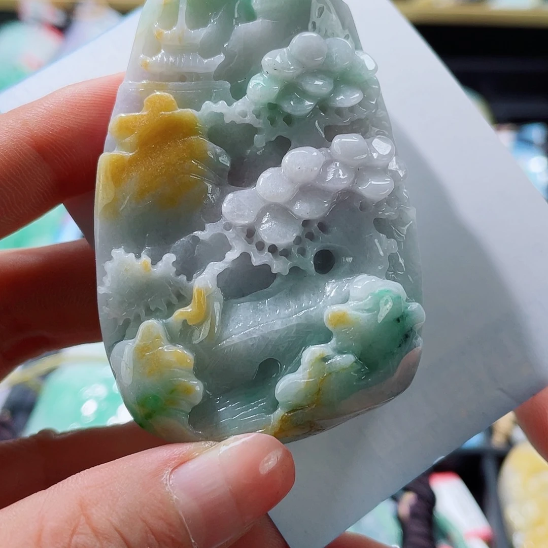 翡翠未镶嵌颈饰一个