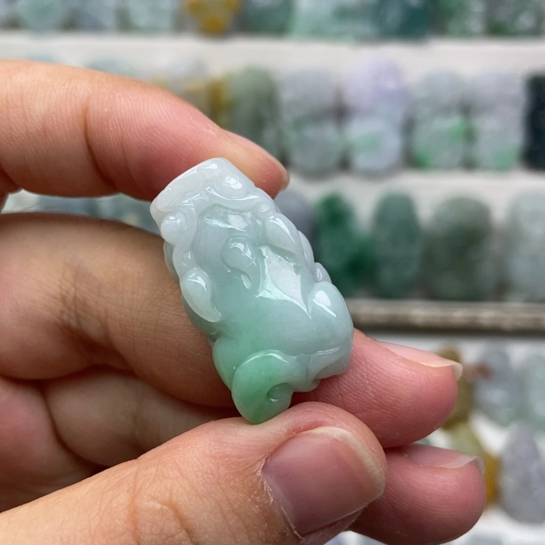 翡翠未镶嵌吊坠(赠链)