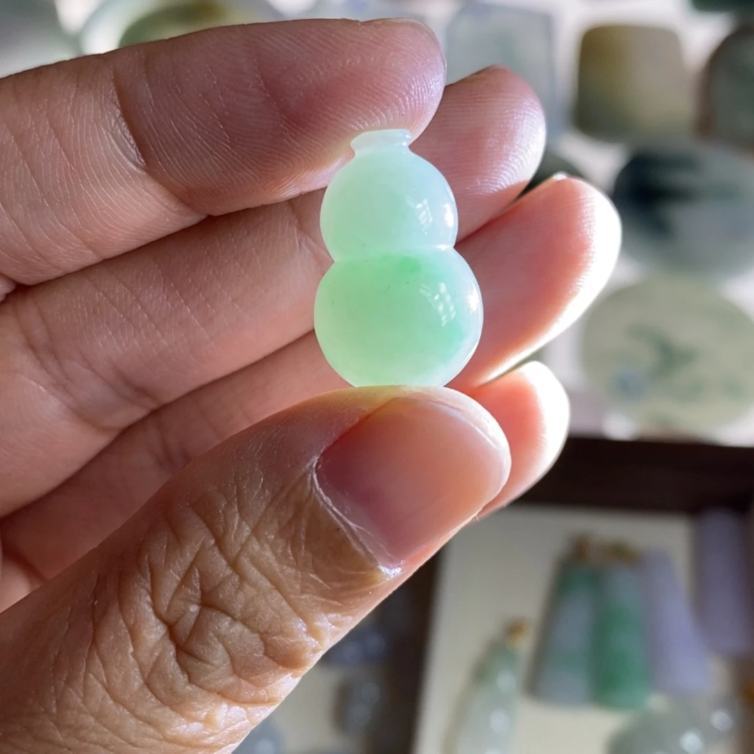 翡翠未镶嵌颈饰葫芦