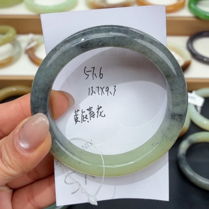 陈***嘚和田玉未镶嵌手镯