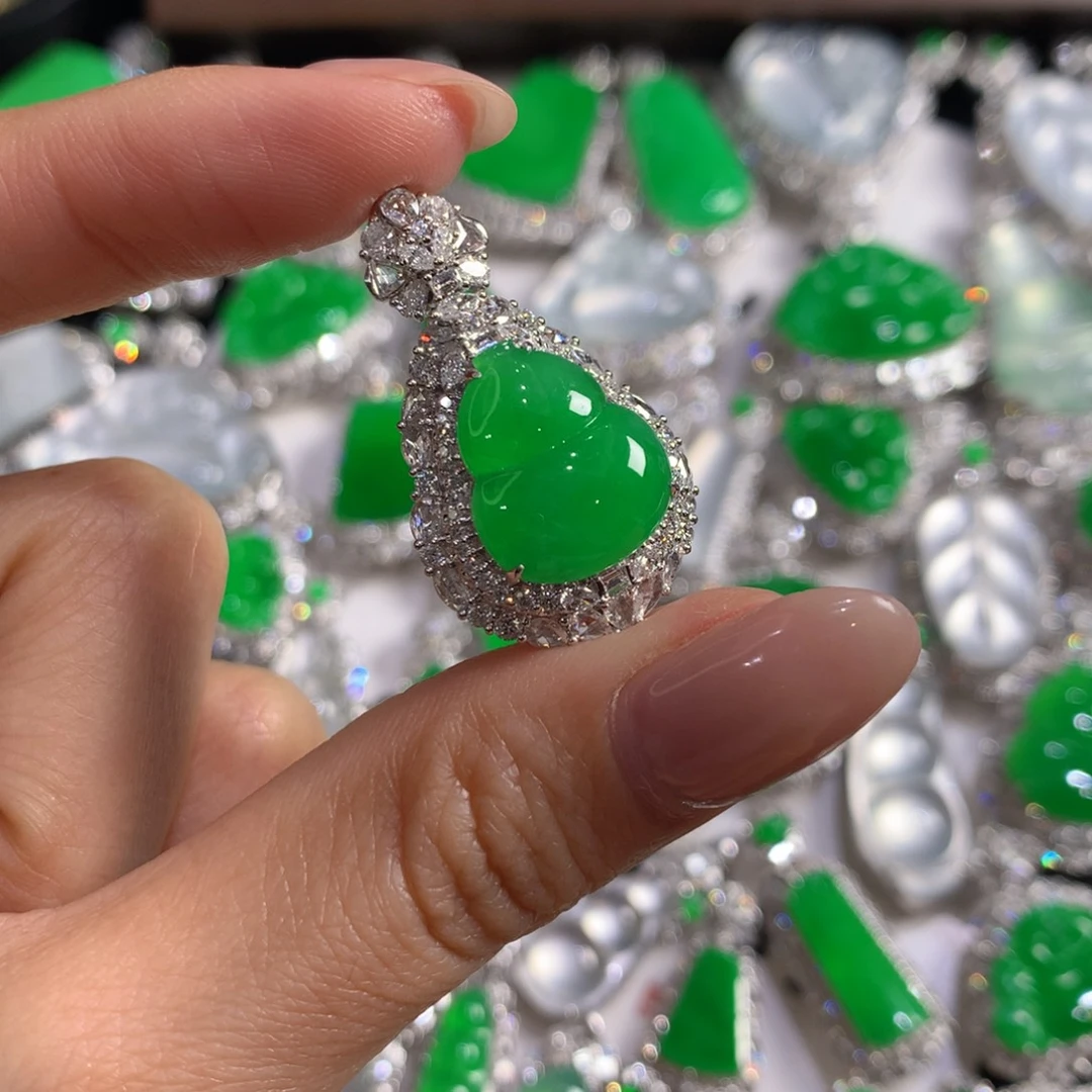 翡翠18K金镶嵌颈饰葫芦