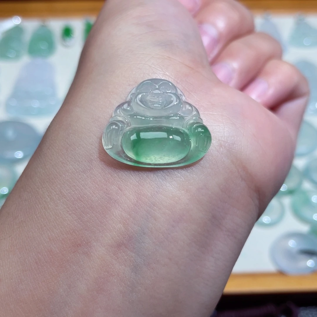 翡翠未镶嵌颈饰佛公