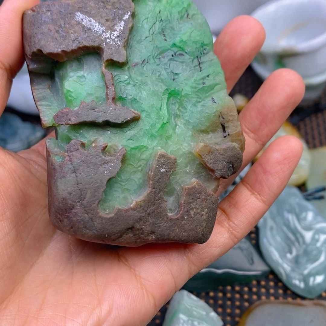 翡翠颈饰未镶嵌存*。翡翠