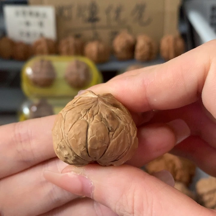 知***足文玩核桃吊坠异形单只，有瑕疵