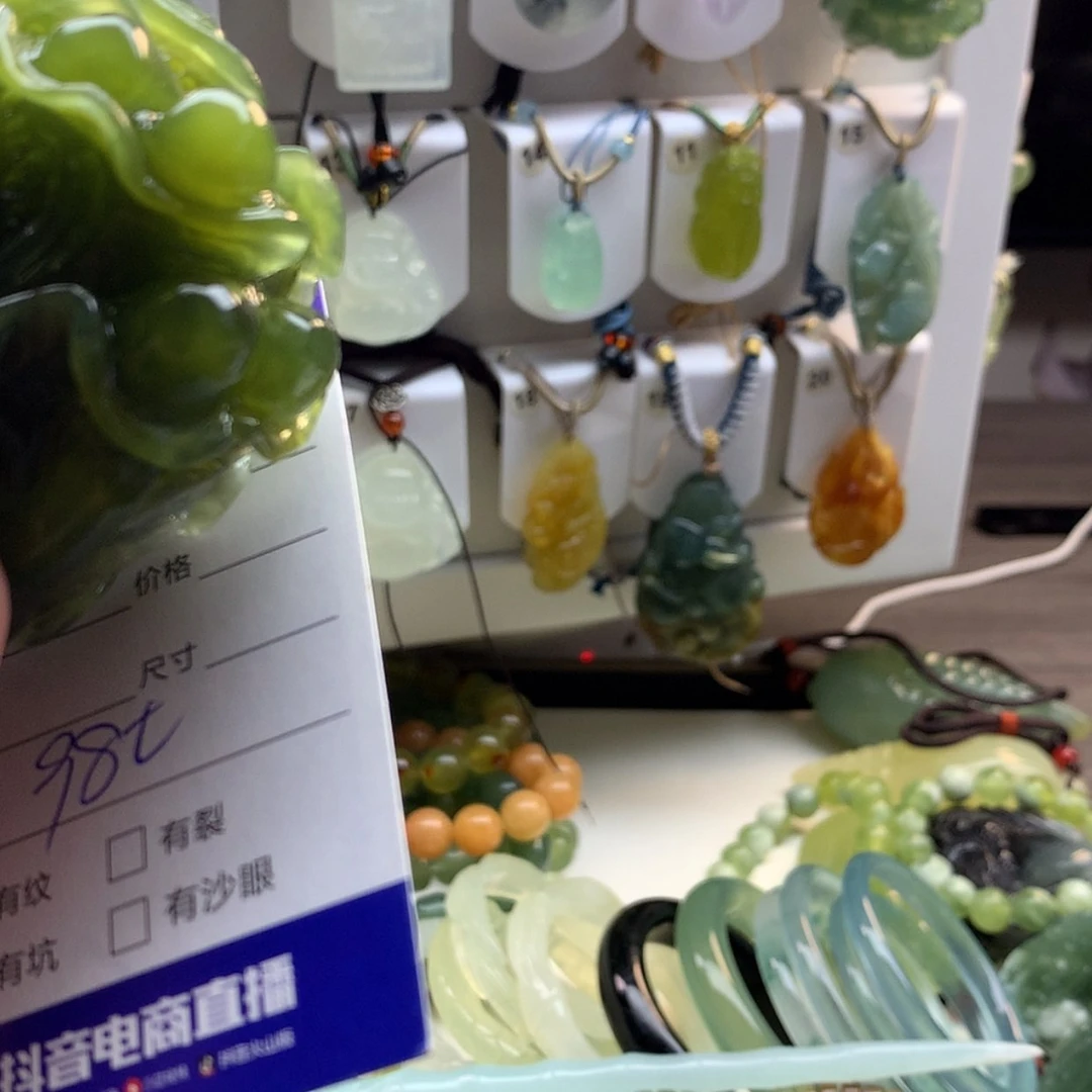 【闪购商品】蛇纹石玉未镶嵌颈饰S****w