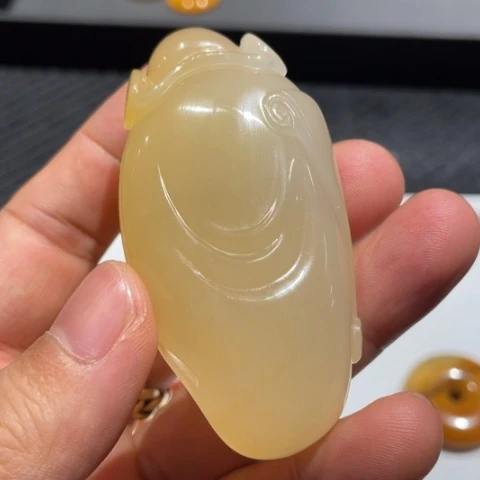 【闪购商品】未镶嵌石英质玉（黄龙玉）颈饰豪*到