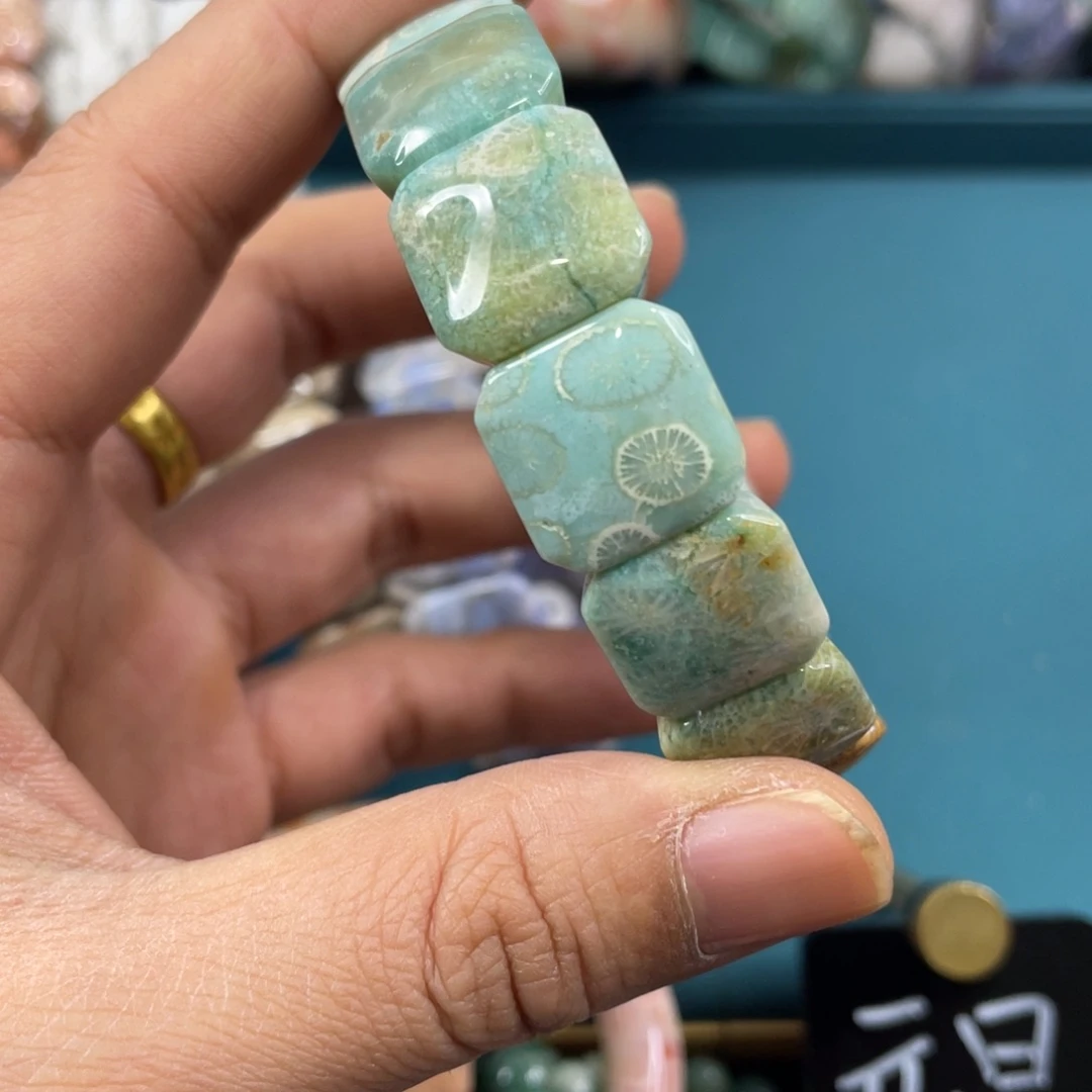 未镶嵌手镯硅化玉