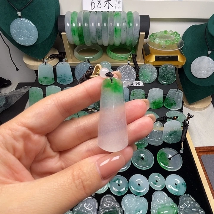 翡翠未镶嵌颈饰无事