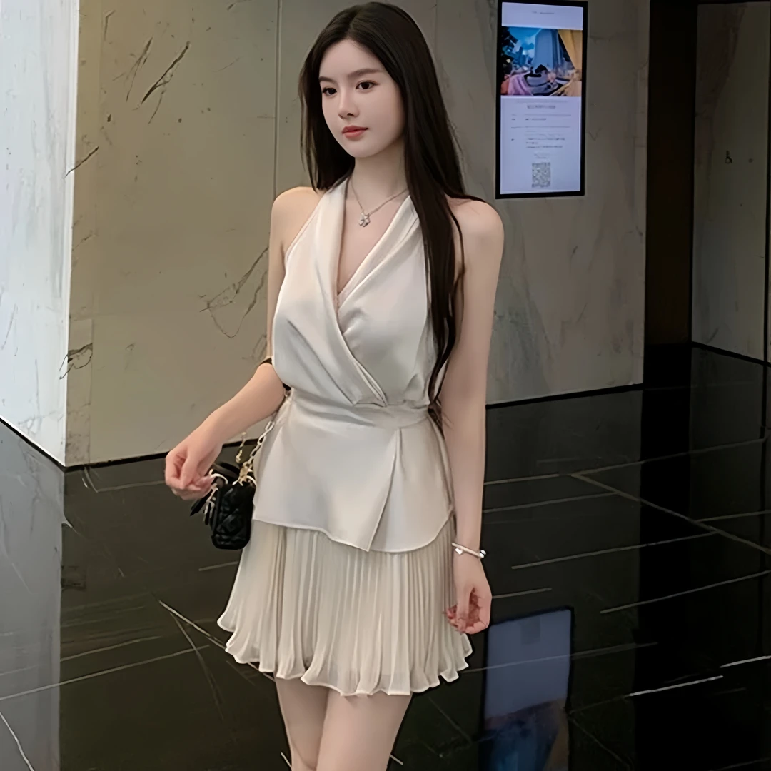 法式千金风纯欲时尚缎面压褶气质V领无袖挂脖绑带背心上衣辣妹风
