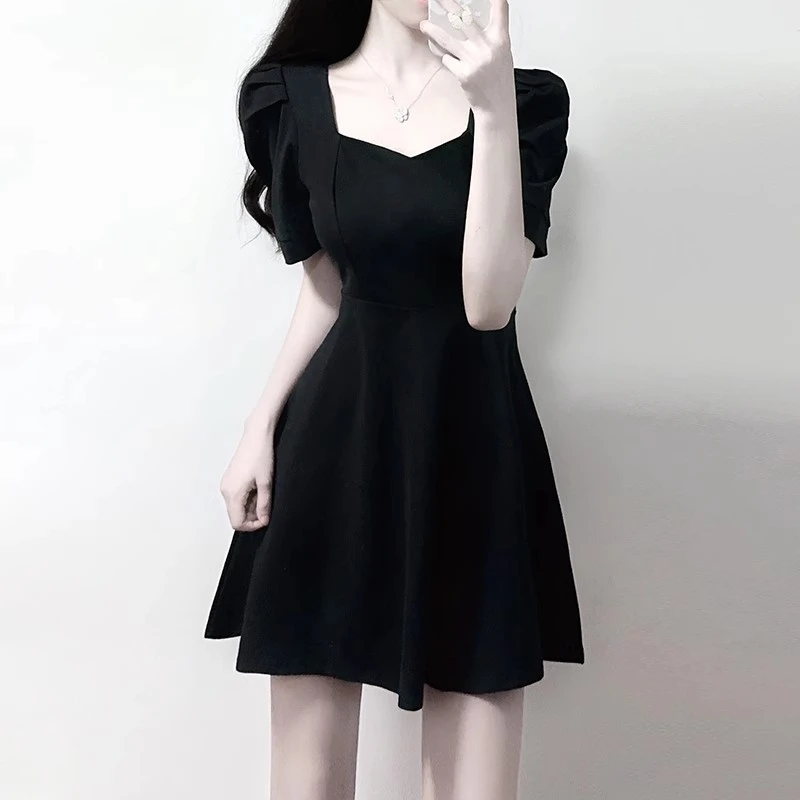 黑色高级感泡泡袖a字短款赫本小黑裙收腰遮肚减龄小个子连衣裙夏