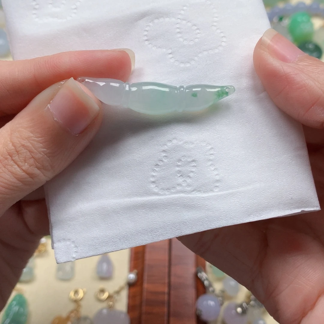 ****岩翡翠未镶嵌颈饰是