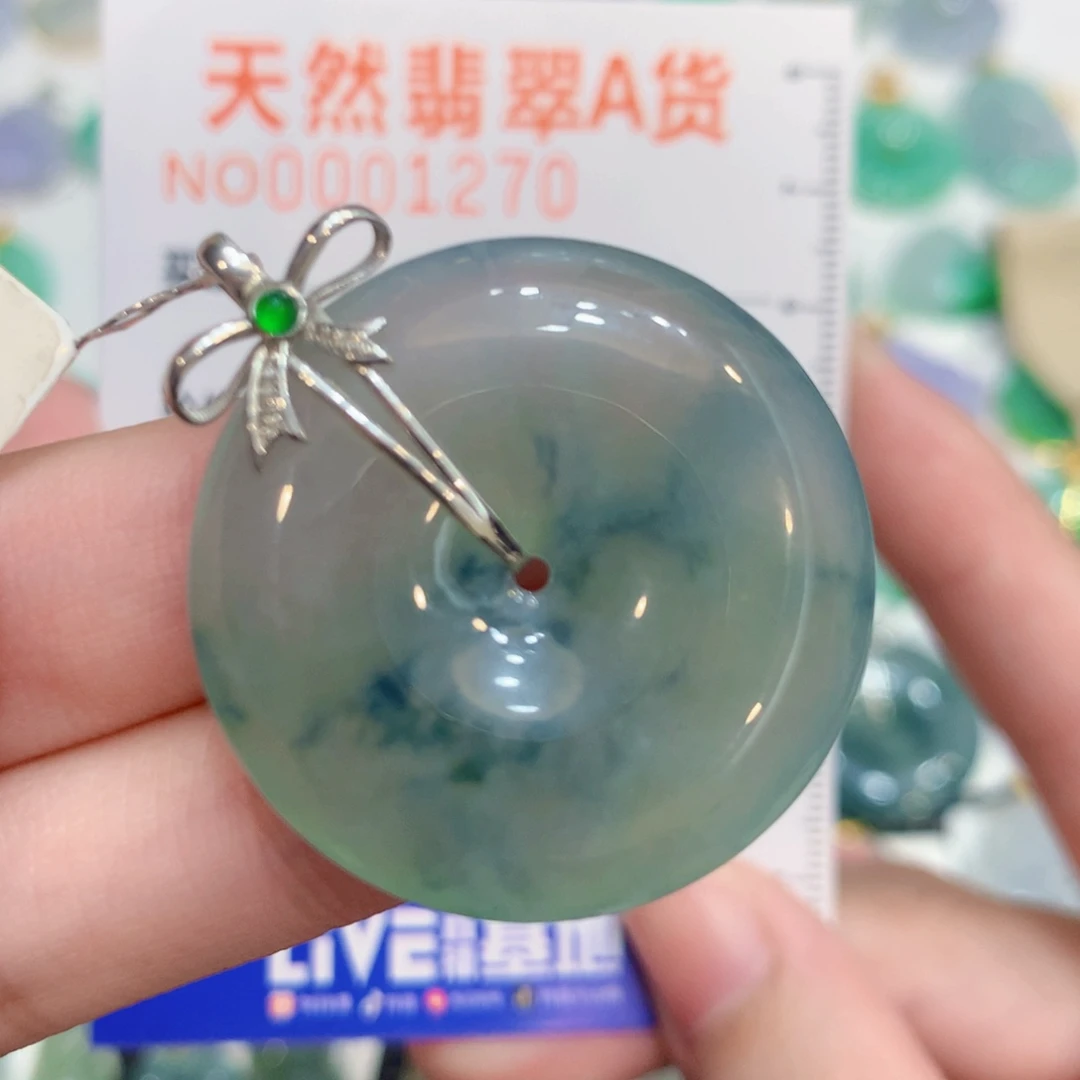 畅***子翡翠18K金镶嵌颈饰扣