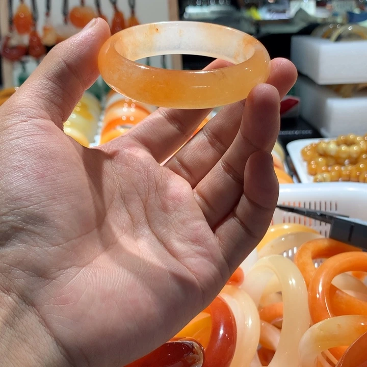 未镶嵌手镯石英质玉杨**露