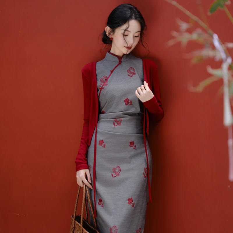 新中式国风复古刺绣优雅无袖开叉旗袍连衣裙配红色针织显瘦开衫女
