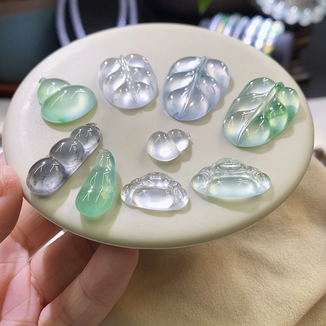 未镶嵌挂件翡翠价格不同 多样性发其一