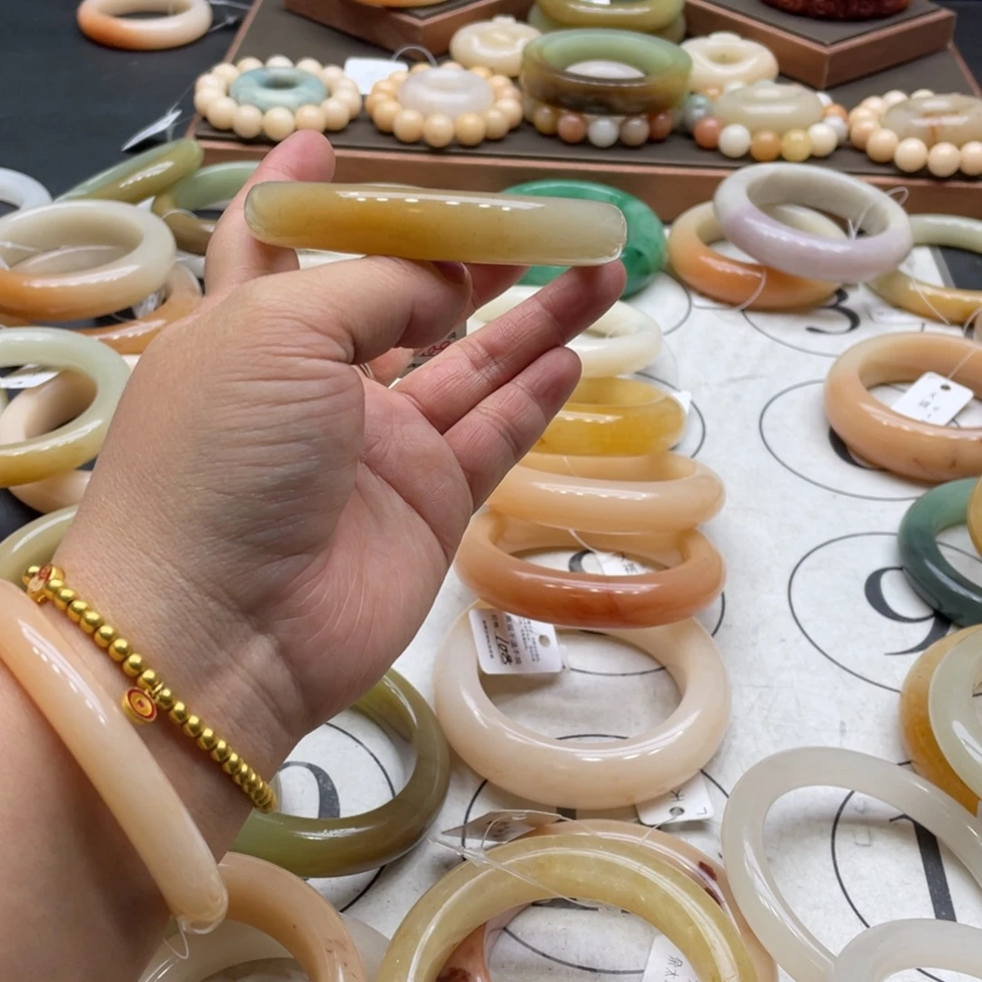 周***米石英岩玉未镶嵌手镯