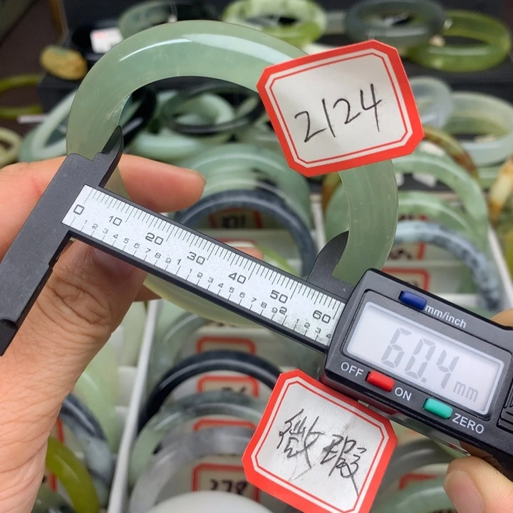 莲***朵蛇纹石玉未镶嵌手镯2124