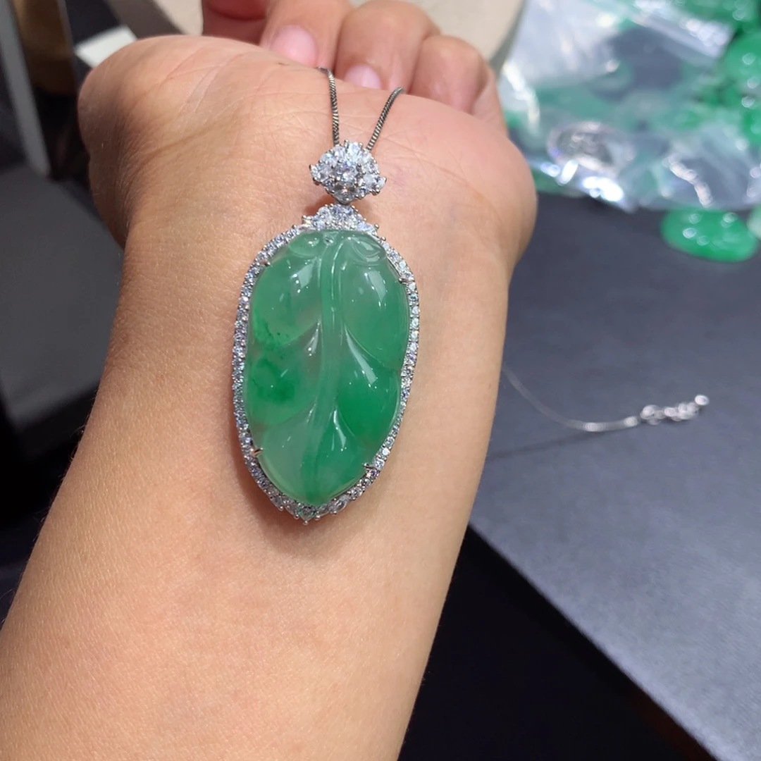 颈饰银S925镶嵌石英质玉（非洲翠）