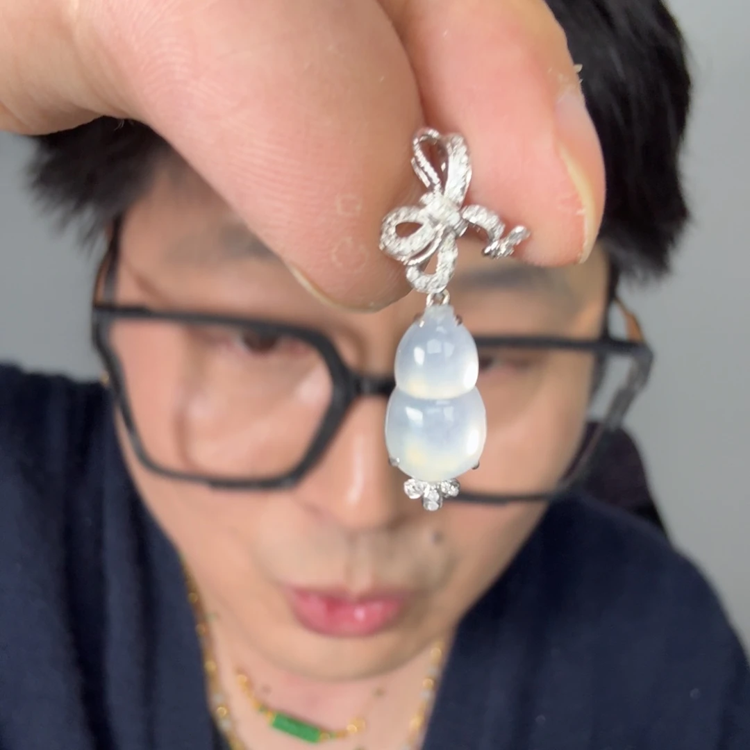 暖***暖翡翠18K金镶嵌颈饰一件