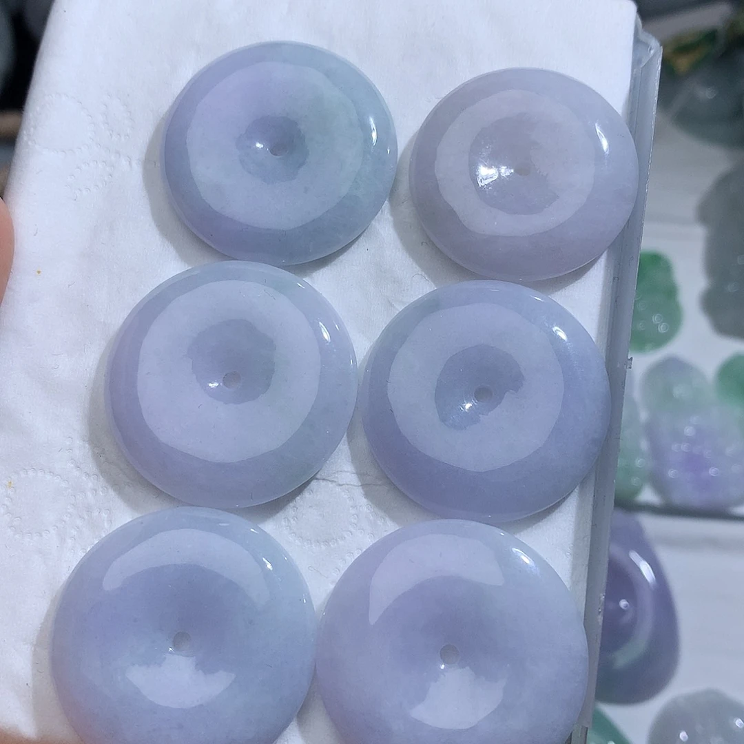 翡翠未镶嵌颈饰多样性发其一