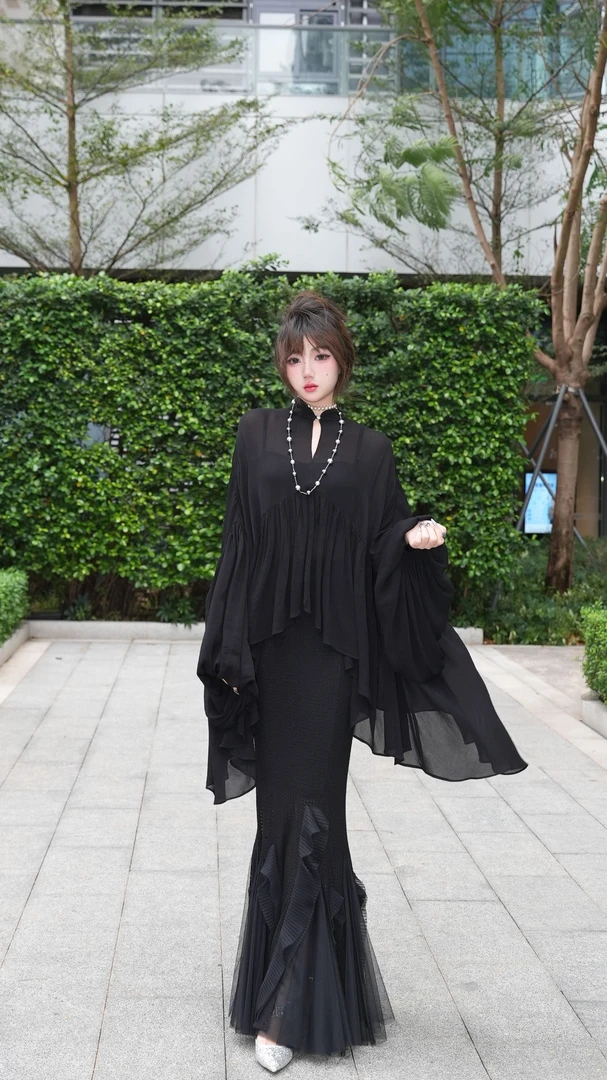 618福利001设计师气质 百搭时尚长袖不规则设计感荷叶边黑色上衣