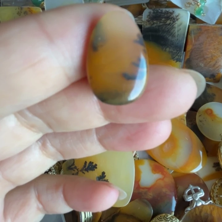 石英质玉（黄龙玉）合金颈饰