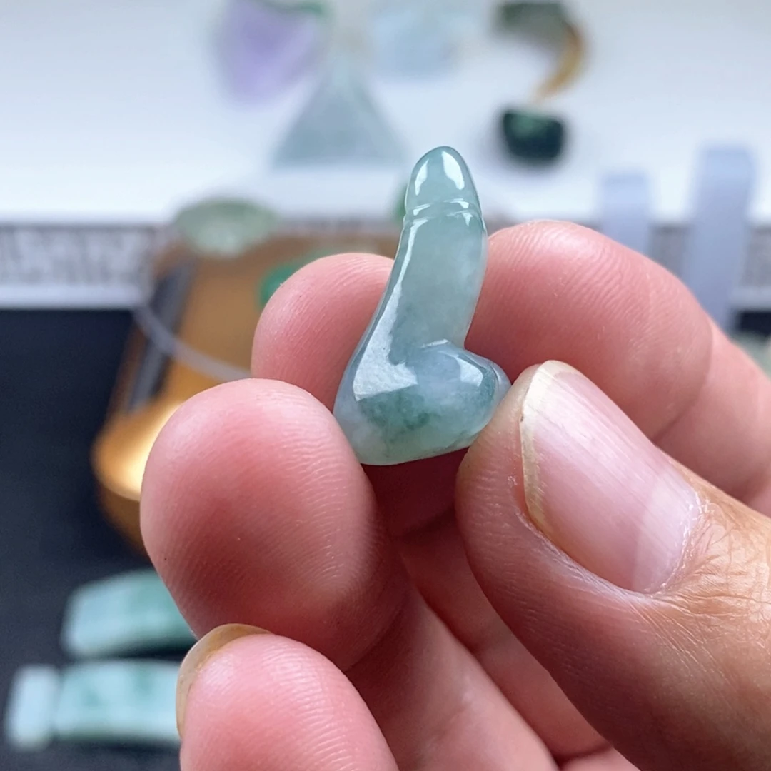 李***翡翠未镶嵌颈饰天然翡翠