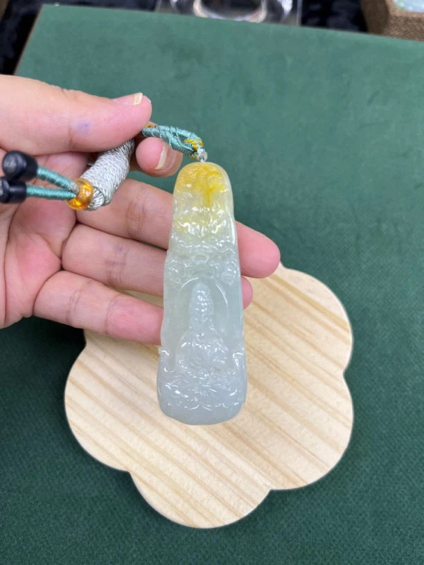 天然缅甸翡翠A货，观音菩萨挂件，尺寸71*22*12.4