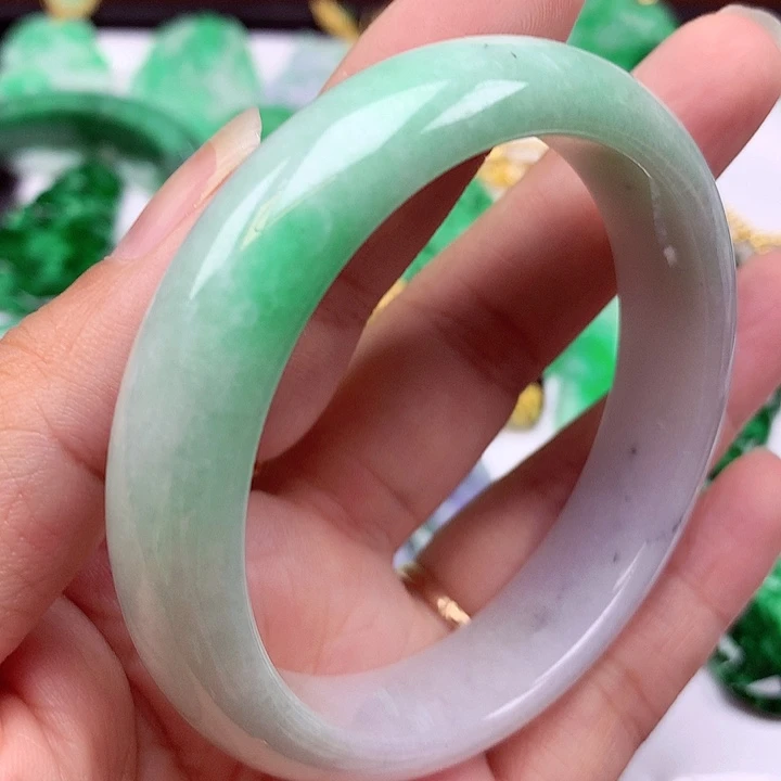 翡翠手镯未镶嵌翡翠