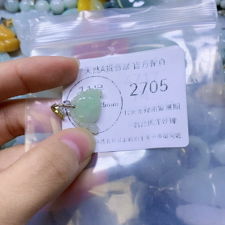 翡翠足银镶嵌颈饰翡翠